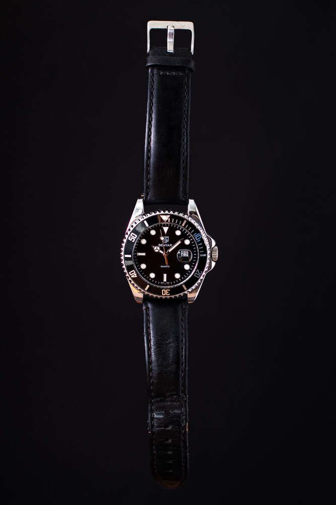 Produktfoto einer Uhr vor schwarzem Hintergrund (Leonard Maleika)