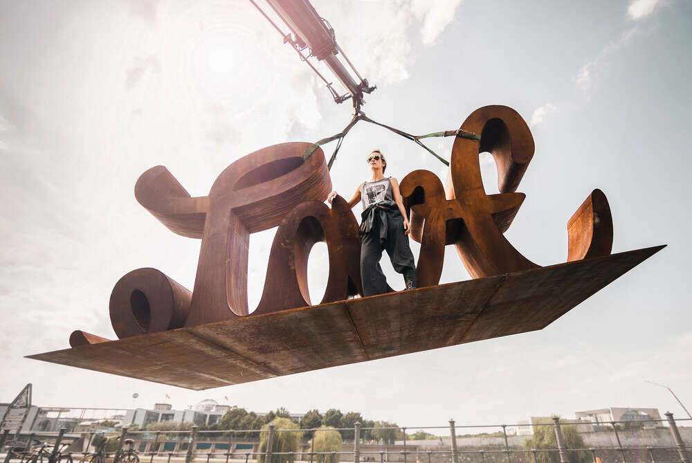 Performance der Künstlerin Mia Florentine Weiss (Xander Heinl Media)