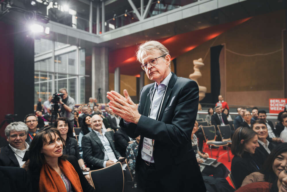 Falling Walls (Xander Heinl Media)