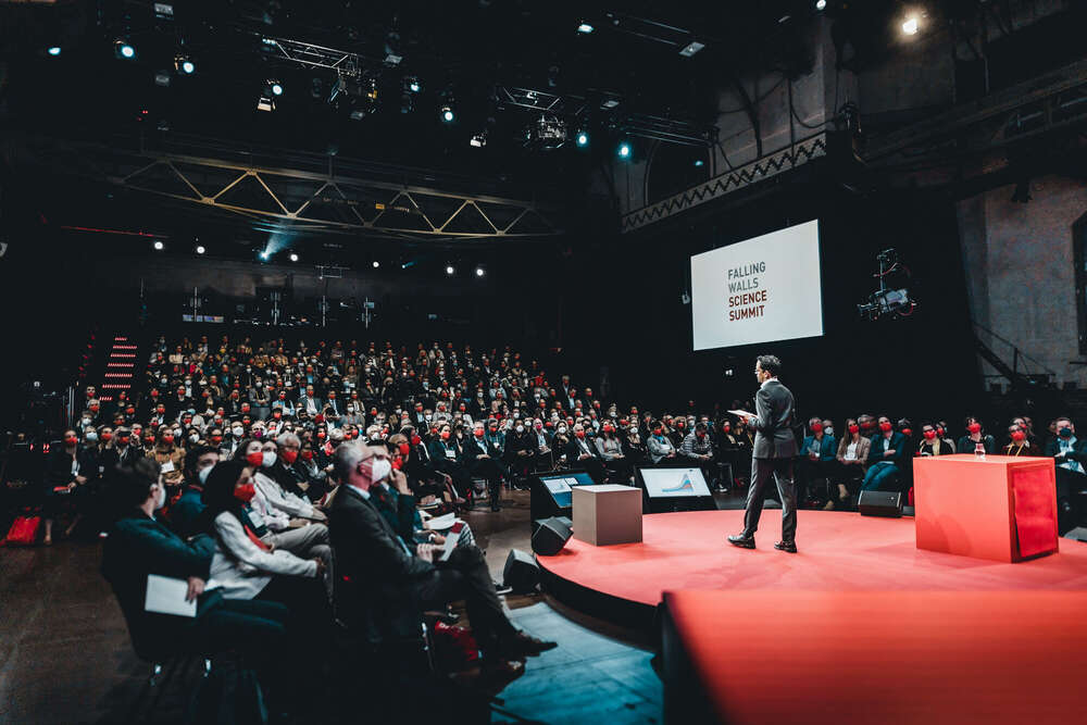 Falling Walls (Xander Heinl Media)