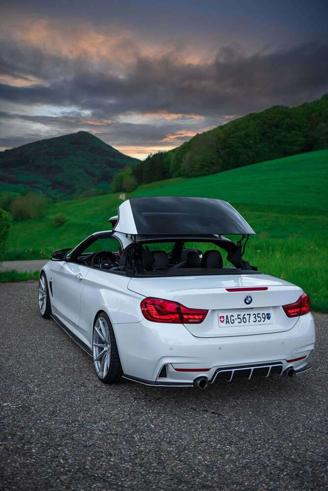 Auto auf Natur (Erol Reka)