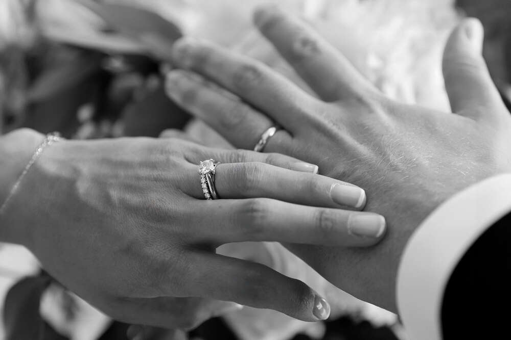 Ringtausch vollendet (Fotograf & Hochzeitsfotografin in Bern & der Schwe)