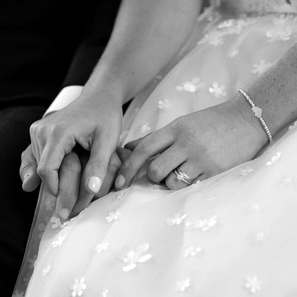 zärtlicher Moment (Fotograf & Hochzeitsfotografin in Bern & der Schwe)