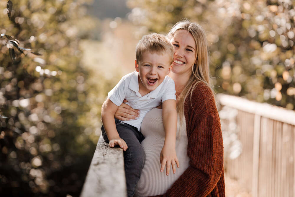 Babybauch Fotoshooting Outdoor (Herzfoto.)