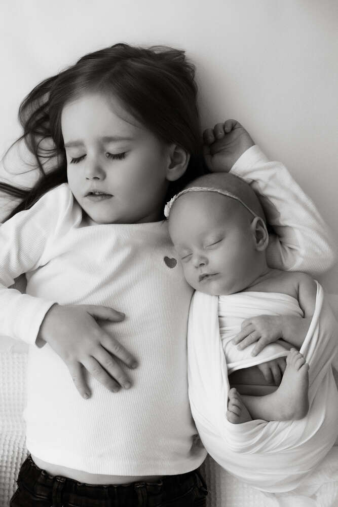 Geschwisterfoto im Fotostudio (Herzfoto.)