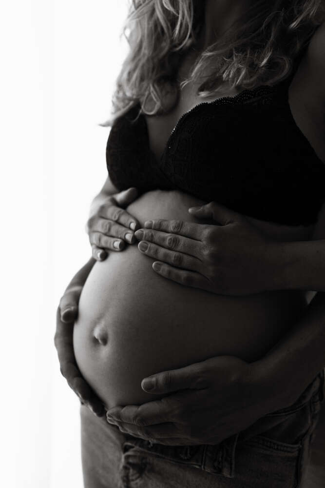 Indoor Babybauch (Herzfoto.)