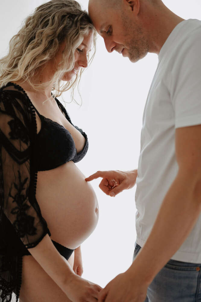 Innige Schwangerschaftsfotografie (Herzfoto.)