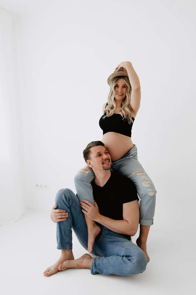 Paarfotografie mit Babybauch (Herzfoto.)