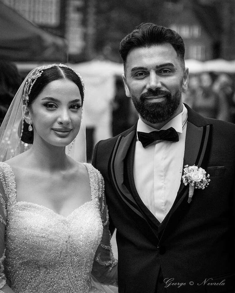 Alicia und Arslan auf dem Marktplatz bei der Hochzeit (George Nevrela)
