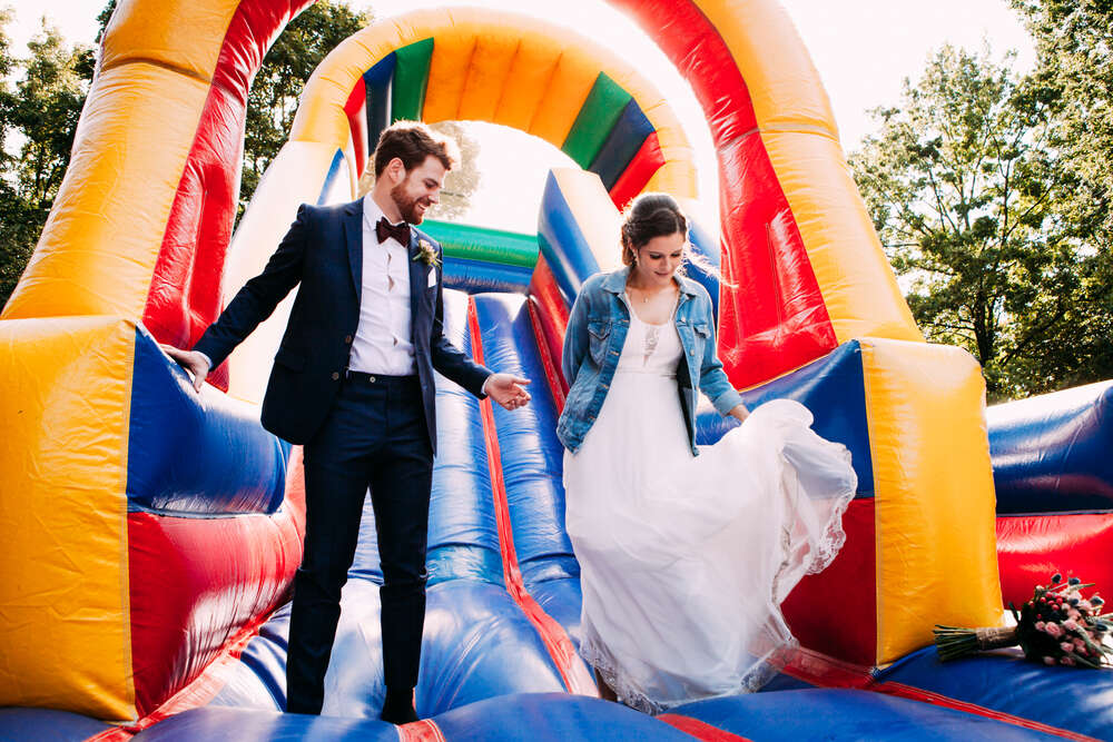 Hochzeitspaar auf H&uuml;pfburg (Studio Nick Harwart Köln & Bonn)