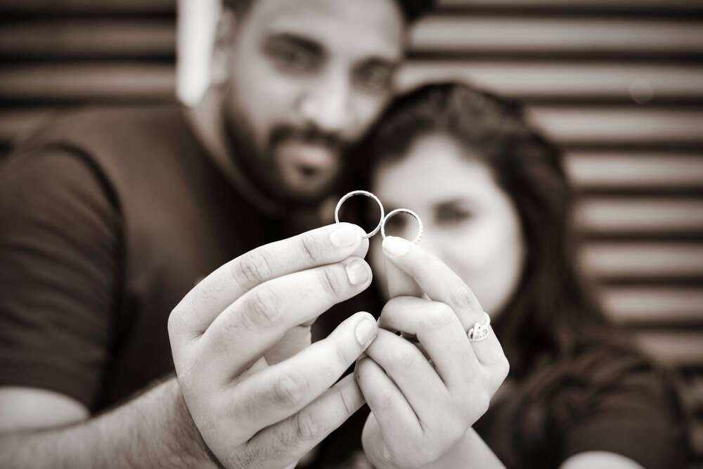 Eheringe mit Brautpaar (Sascha Blei Fotografie)