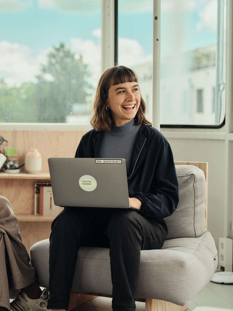 CRITICAL FRIENDS (Julian Schöll Medien)