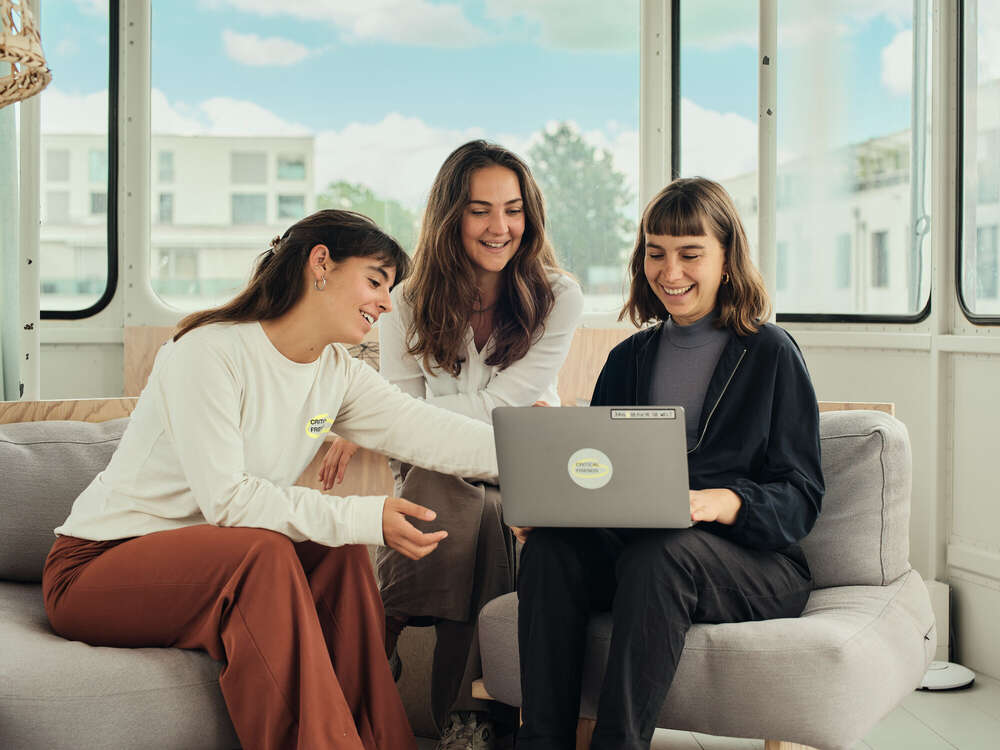 CRITICAL FRIENDS (Julian Schöll Medien)