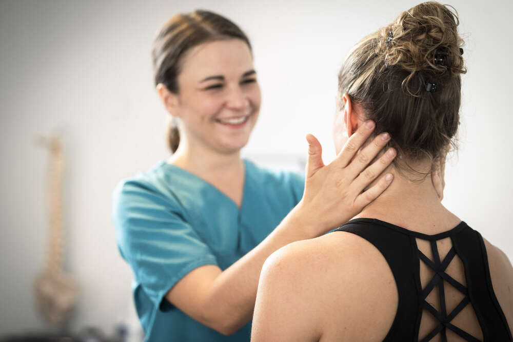 Heilpraktikerin Nathalie Krüger (Anna Schnauss)