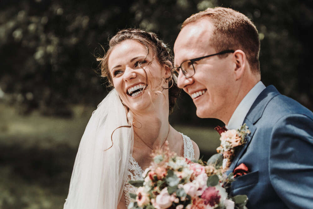 Brautpaar lachend (Lumina Weddings)