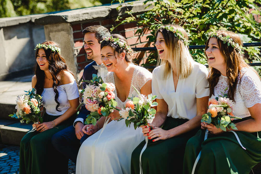 Braut und Hochzeitsgesellschaft in der Natur (Grubenglück GmbH)