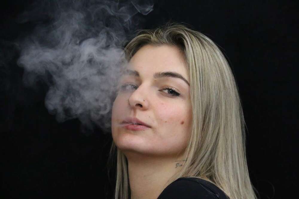 Rauchende, junge Frau (Werbeagentur Bolz)