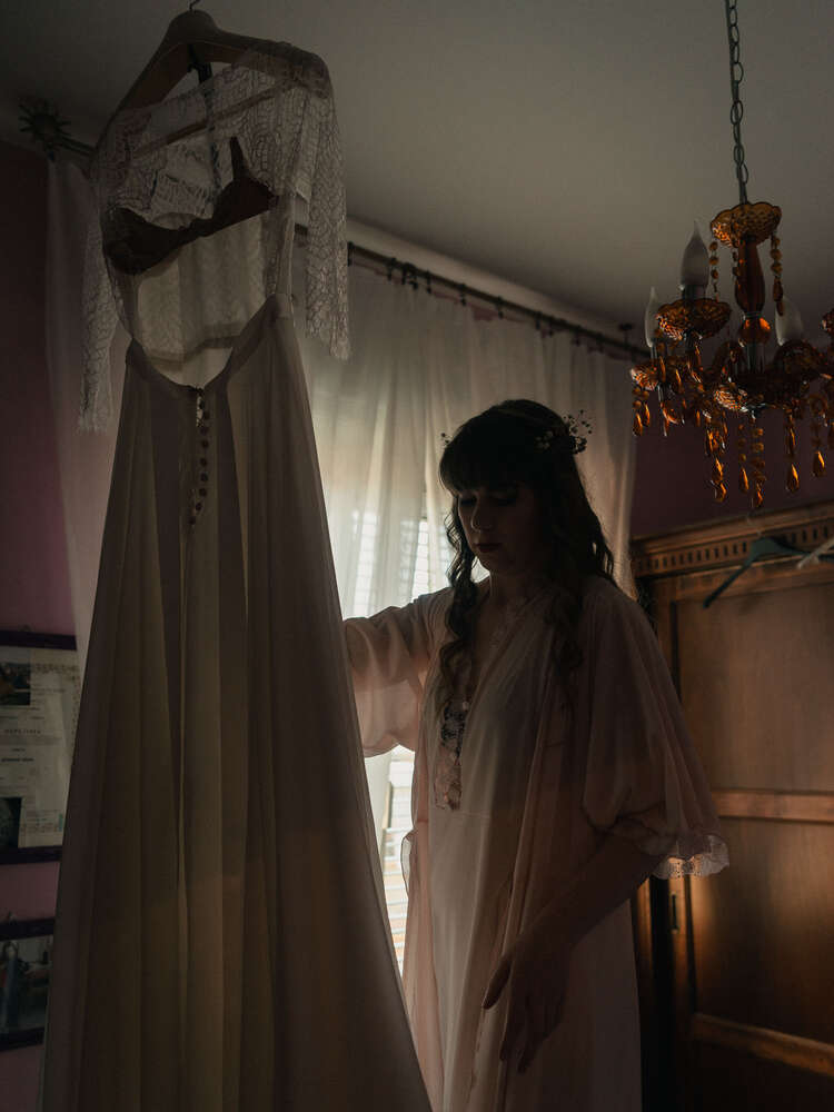 Hochzeit in Italien, die Braut zieht sich ihr Hochzeitskleid an (CB Hochzeitsfotografie)