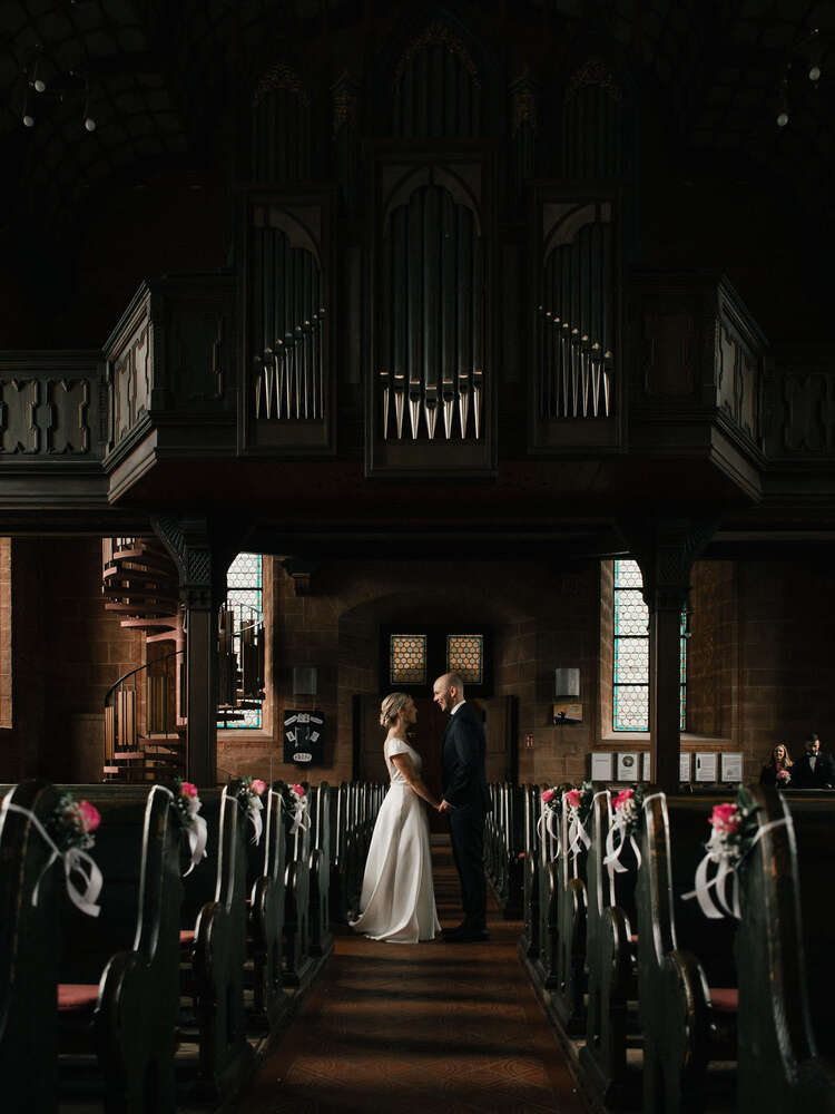 Brautpaarporträts in der Evangelischen Klosterkirche in Bad Herrenhalb (CB Hochzeitsfotografie)