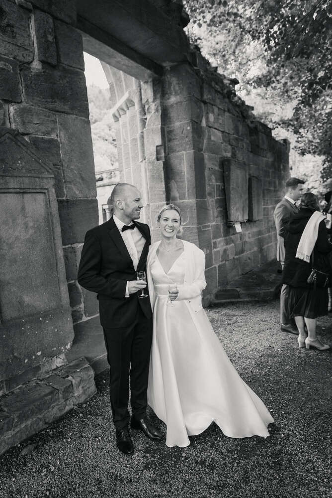 Brautpaar beim Sektempfang, Hochzeit in Bad Herrenhalb (CB Hochzeitsfotografie)