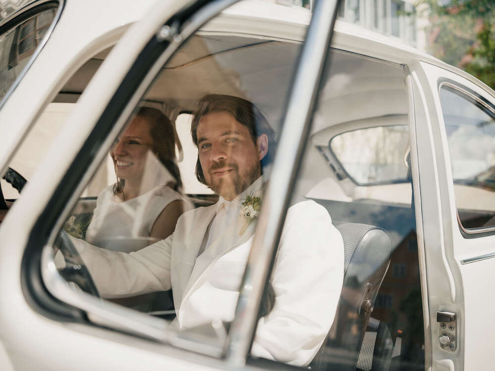 Braut und Bräutigam im Auto nach der Trauung in Weingarten (CB Hochzeitsfotografie)