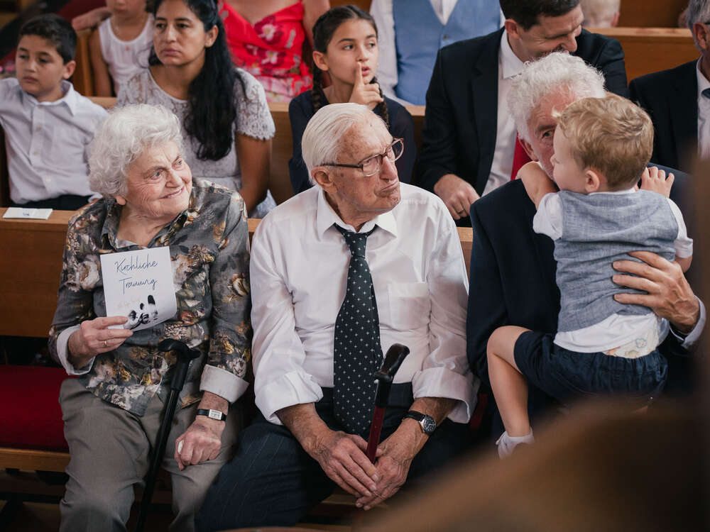 Großeltern und Familie bei der kircklichen Trauung, Pfalz (CB Hochzeitsfotografie)