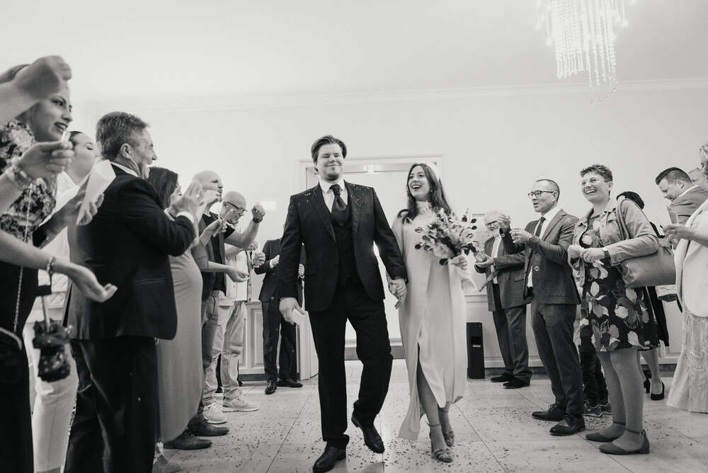 Die Gäste jubeln dem Brautpaar zu, Schwäbisch Gmünd (CB Hochzeitsfotografie)