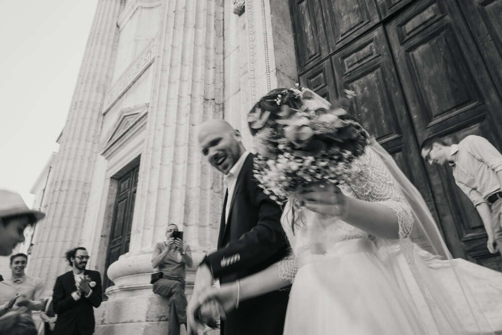 Paar verlässt die Kirche nach der Trauung in Italien (CB Hochzeitsfotografie)