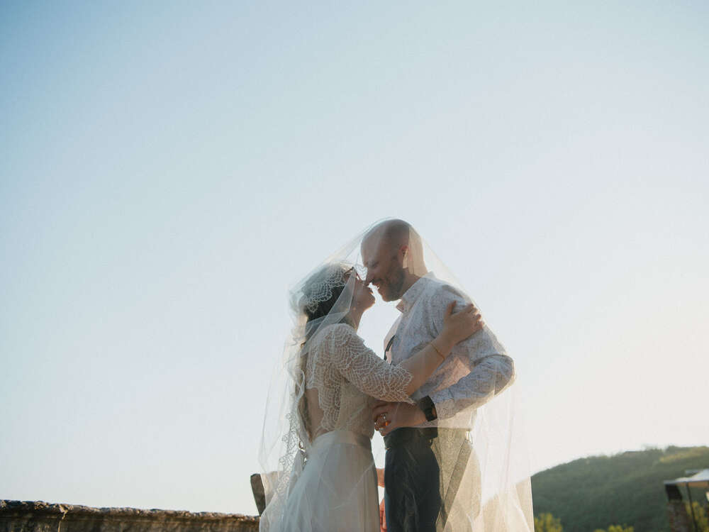 Brautpaarportrait in Italien am Sonnenuntergang (CB Hochzeitsfotografie)