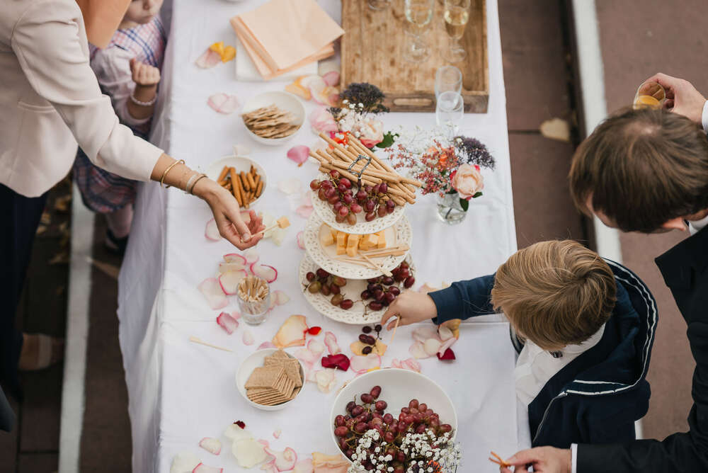 Ein wunderschönes Buffet zum Sektempfang, Hochzeit in Karlsruhe (CB Hochzeitsfotografie)