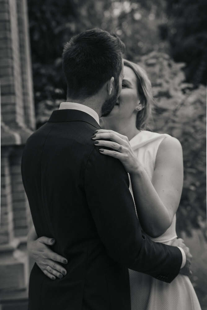Ein romantischer, spontaner Moment beim Brautpaar-Fotoshooting im Botanischen Garten (CB Hochzeitsfotografie)
