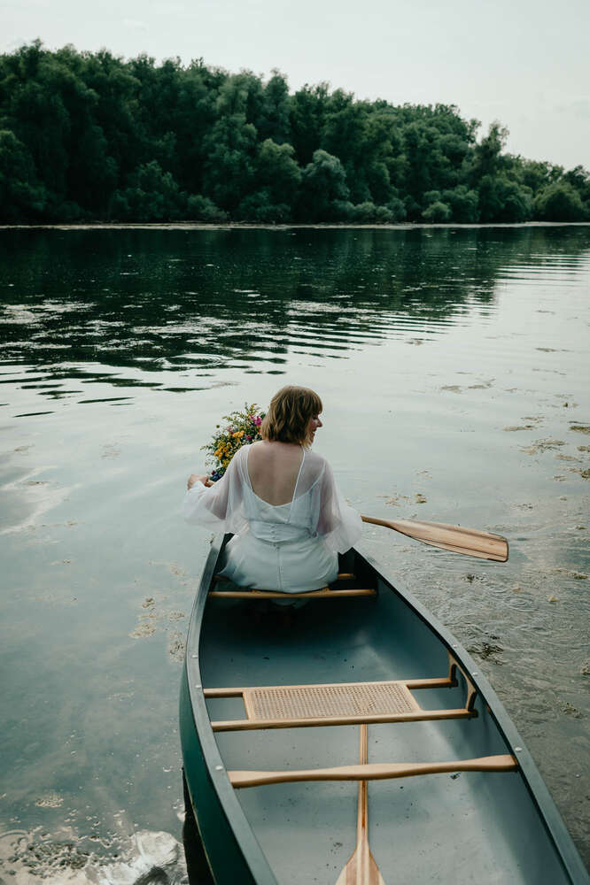 Die Braut auf ihrem Kanu, Hochzeit auf dem Rhein (CB Hochzeitsfotografie)