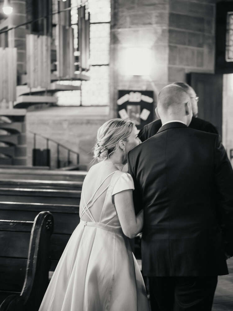 Die Newlyweds verlassen die Kirche nach der Trauung, Bad Herrenhalb (CB Hochzeitsfotografie)