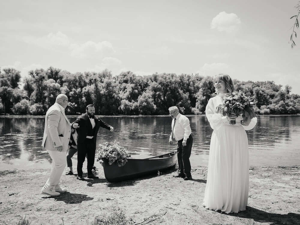 Die Ankunft des Brautpaares im Kanu, Rheinhafen, Baden-Württemberg (CB Hochzeitsfotografie)