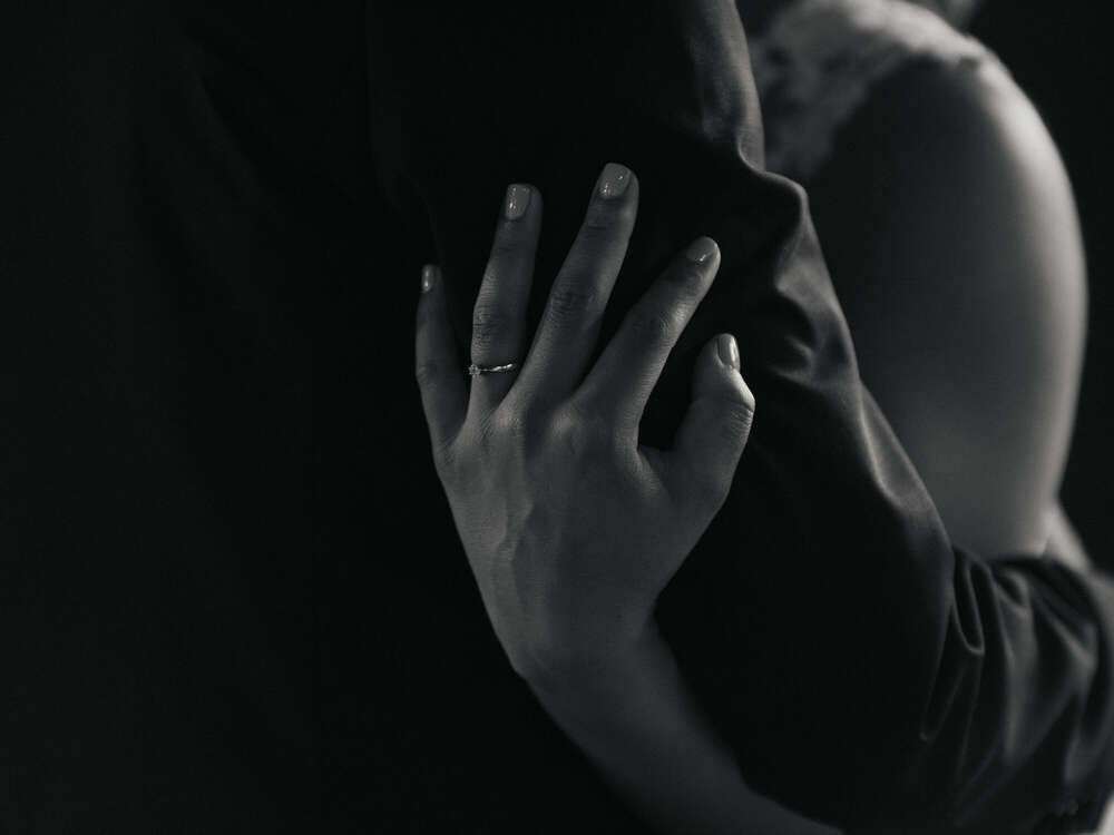 Eine Umarmung zeigt den Ehering bei dieser Hochzeit bei Karlsruhe (CB Hochzeitsfotografie)