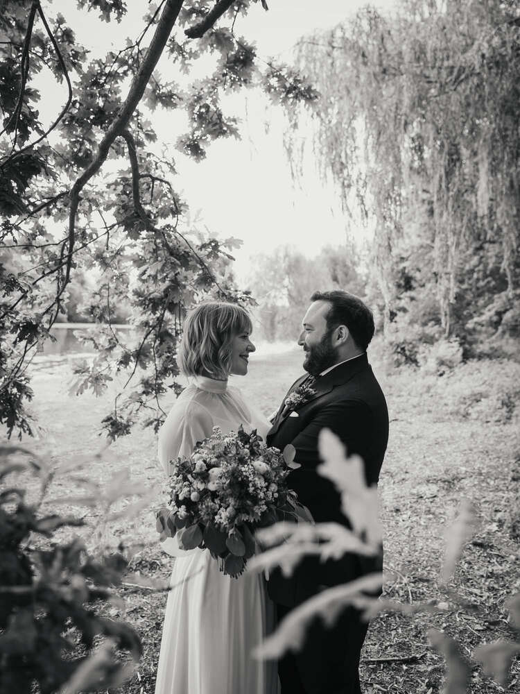 Ein romantisches Brautpaarshooting am Rhein in Baden-Württemberg (CB Hochzeitsfotografie)