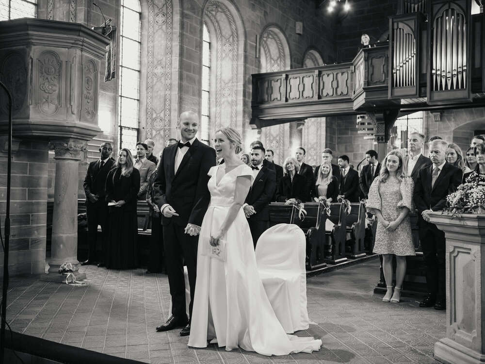 Spaß bei der kirchlichen Trauung in der Klosterkirche, Bad Herrenhalb (CB Hochzeitsfotografie)