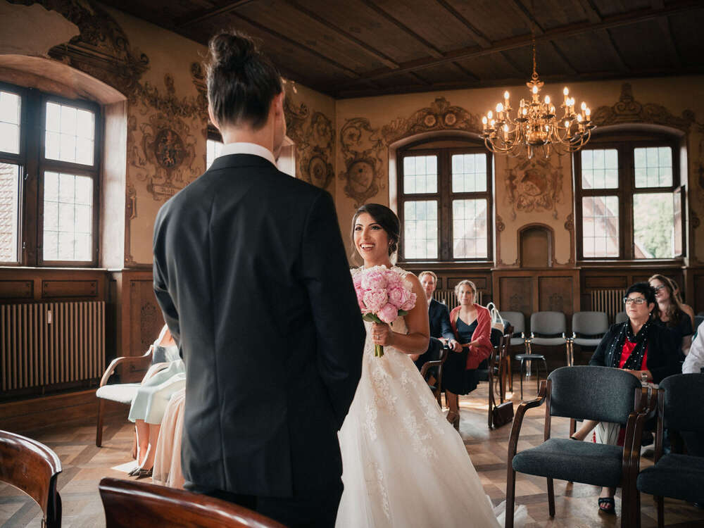 Ankunft der Braut bei der standesamtlichen Trauung in Gernsbach, Schwarzwald (CB Hochzeitsfotografie)