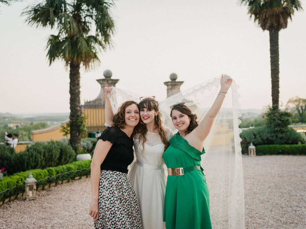 Porträt der Braut und ihren Freundinnen bei einer Hochzeit in Italier (CB Hochzeitsfotografie)