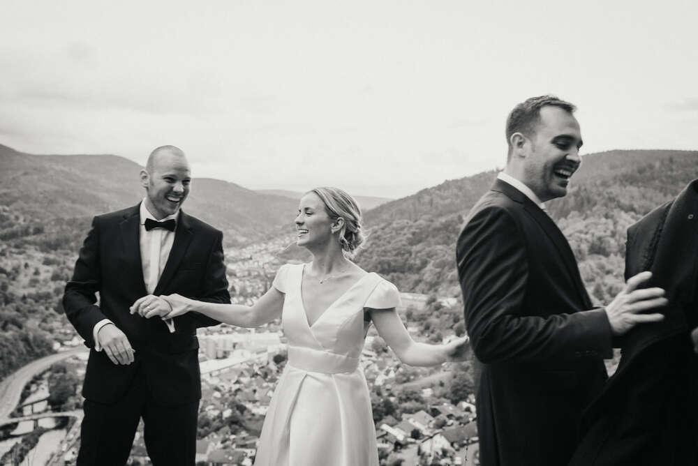 Ein spontaner Moment bei der Hochzeitsfeier in Gernsbach (CB Hochzeitsfotografie)