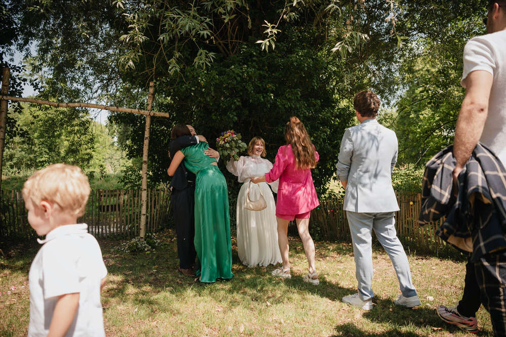 Die Gäste gratulieren die Braut nach der Trauung (CB Hochzeitsfotografie)