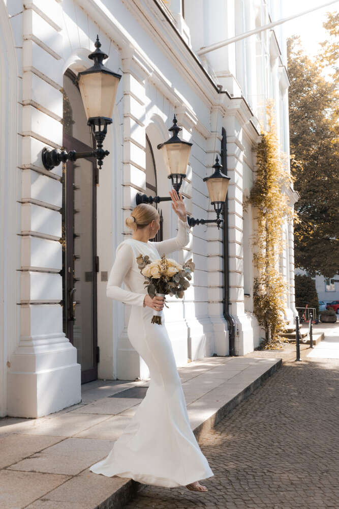 Elegante Braut nach ihrer Hochzeit im Standesamt Altona (Jaron Kwast)