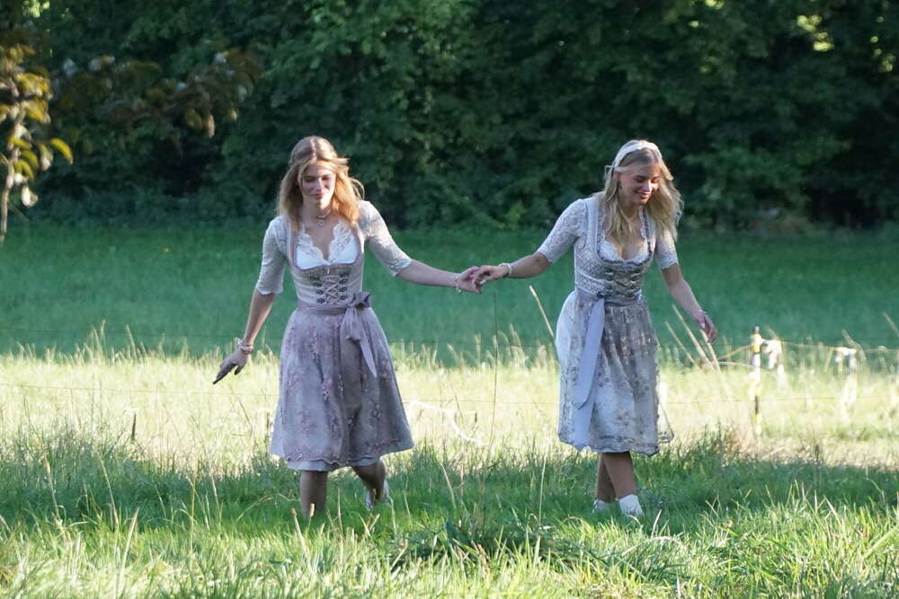 Ida und Jana in Trachten (Philippos Tsolakidis)