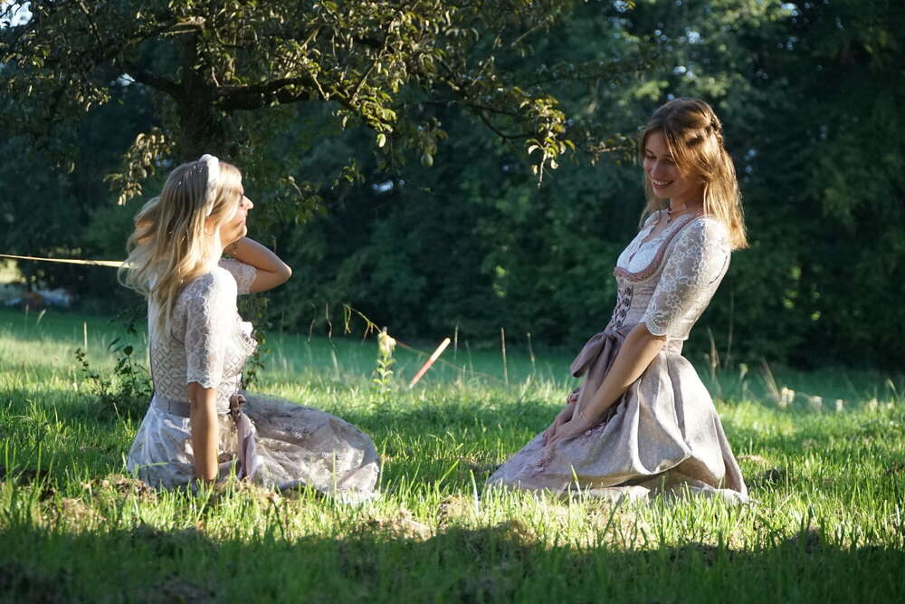 Ida und Jana in Trachten (Philippos Tsolakidis)