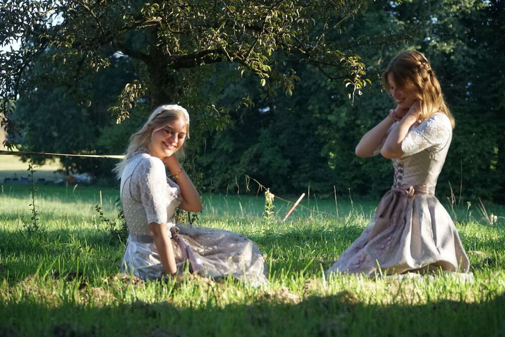 Ida und Jana in Trachten (Philippos Tsolakidis)