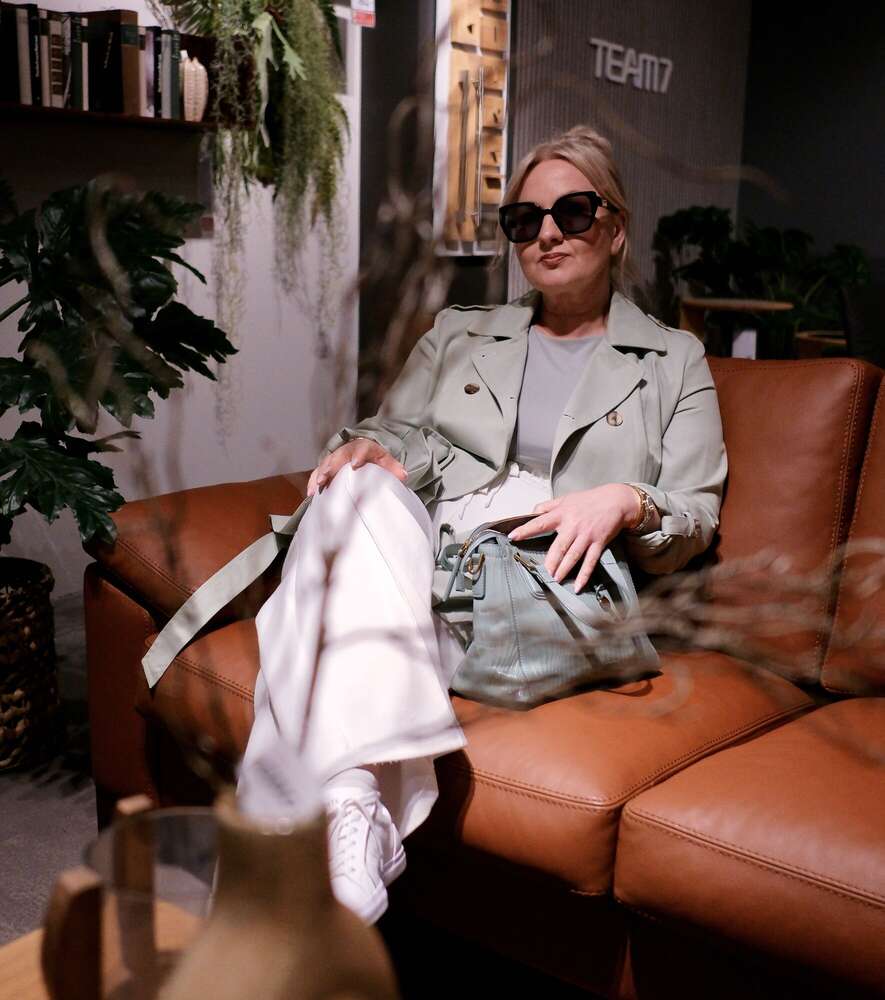 Porträt in einem modernen Interieur   (Jack Grochowski)