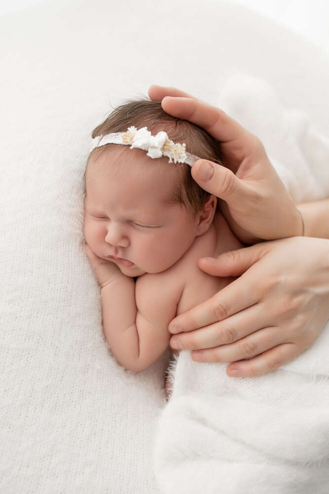 Neugeborenenfotos im Minimalistischen - ALL WHITE - Stil (Tini Mini Photos)