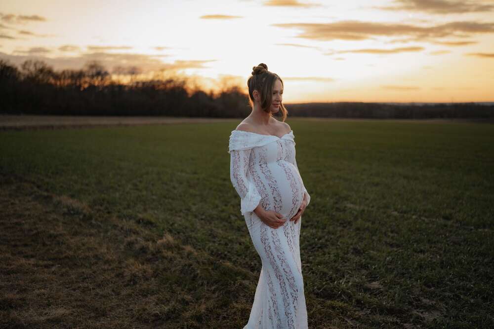 Babybauch zur Goldenen Stunde (Barbara Kern Familienfotografie)