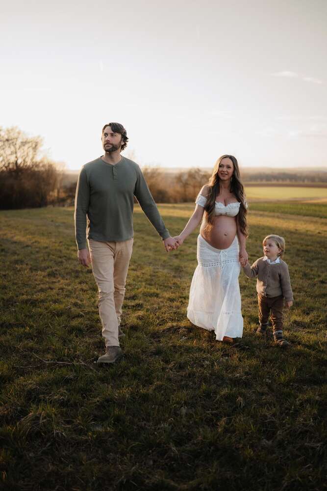 Familienshooting in der Natur mit Babybauch (Barbara Kern Familienfotografie)