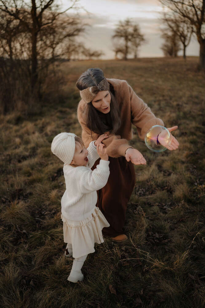 Seifenblasenfangen mit Mama (Barbara Kern Familienfotografie)